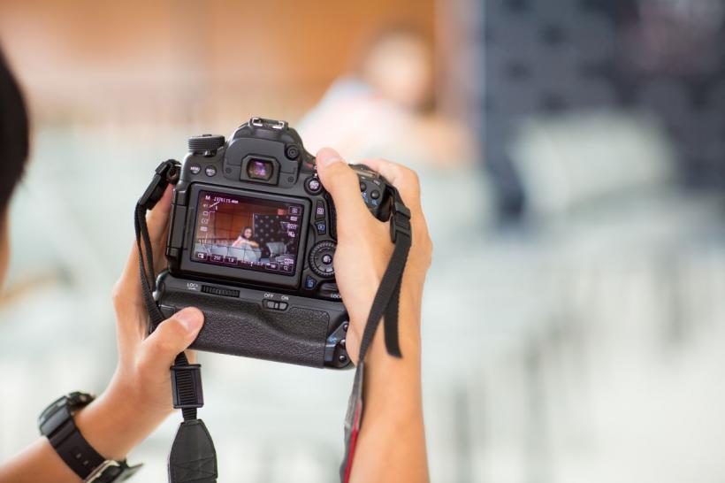 Gen Z renunță la telefon pentru camere digitale vechi de 15-20 de ani. "Digicam aesthetic" e noul trend viral