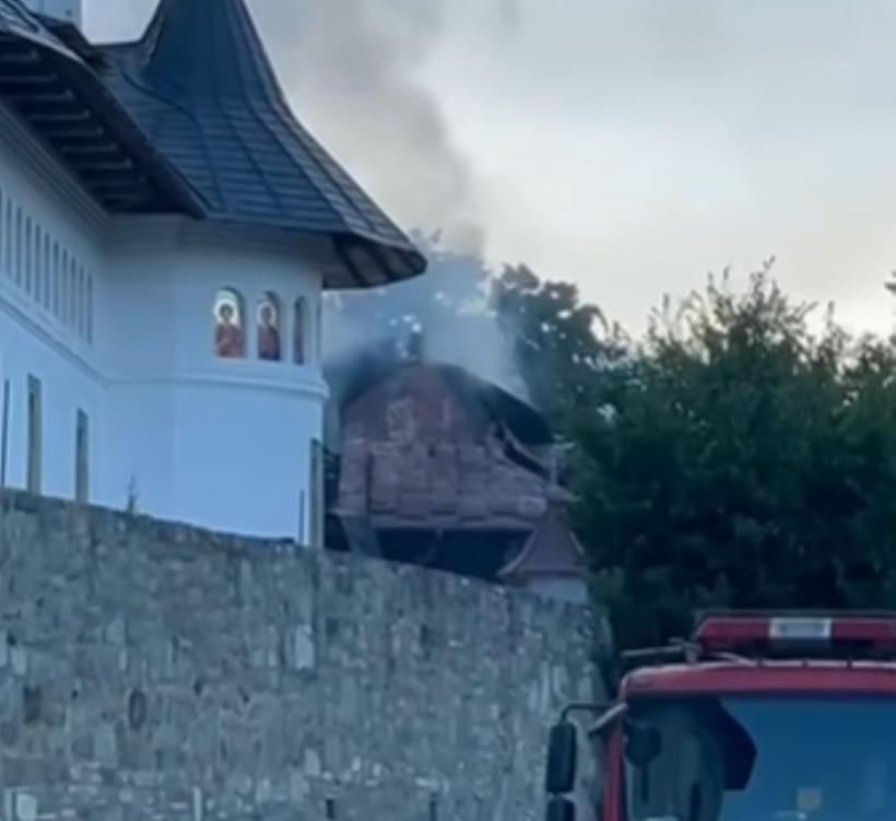 Descoperire șocantă în cenușa de la Mănăstirea Bisericani: Cărți de tarot printre chiliile arse. Localnicii sunt revoltați
