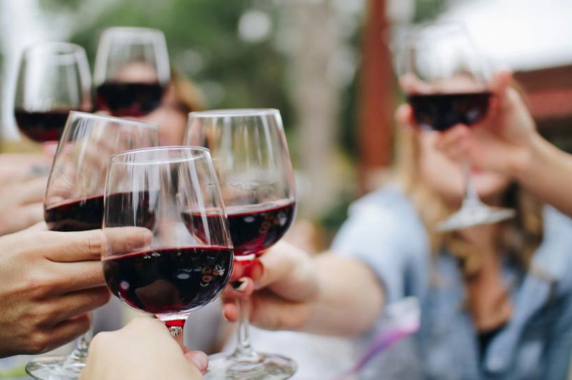 România, pe primul loc în lume la consumul de alcool. Bem de la 15 ani