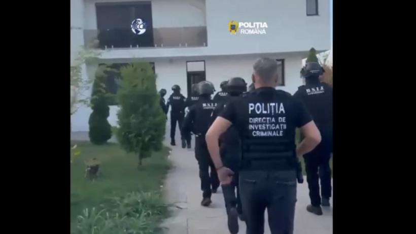 Temuta grupare interlopă din Brăila ținea banii ascunși în pereți. 5 bărbați sunt în arest