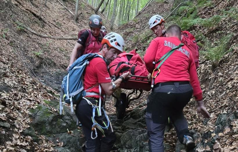 Intervenție de urgență în Făgăraș: Un turist de 73 de ani a căzut mortal într-o râpă