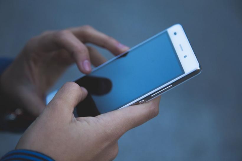 Atenție la mesajele primite pe WhatsApp și Facebook: Noua metodă prin care hackerii îți golesc contul