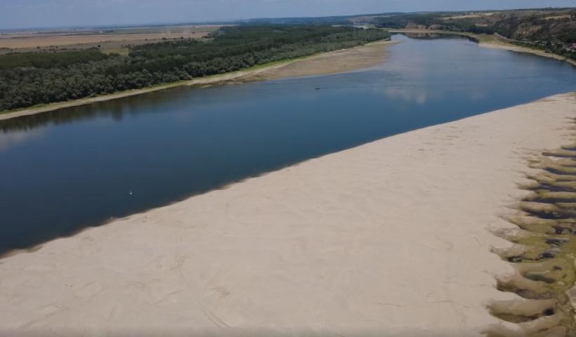 Măsuri extreme pe Dunăre: barje cu 500 de tone de piatră vor fi scufundate pentru a salva Cernavodă