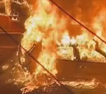 Patru mașini incendiate într-o parcare din Oradea