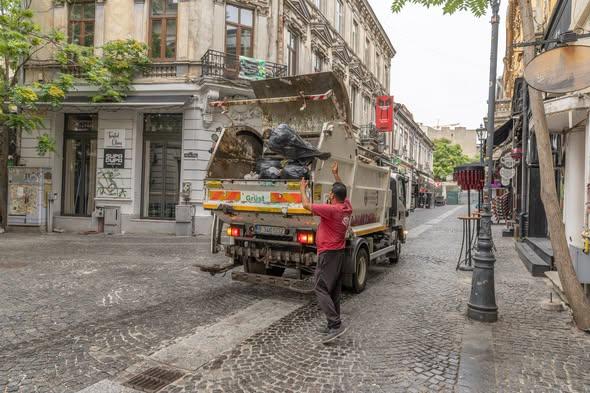 Cum vom arunca gunoiul în București: Regulile se schimbă radical, apar insulele ecologice și 7 fracții de colectare 19021165