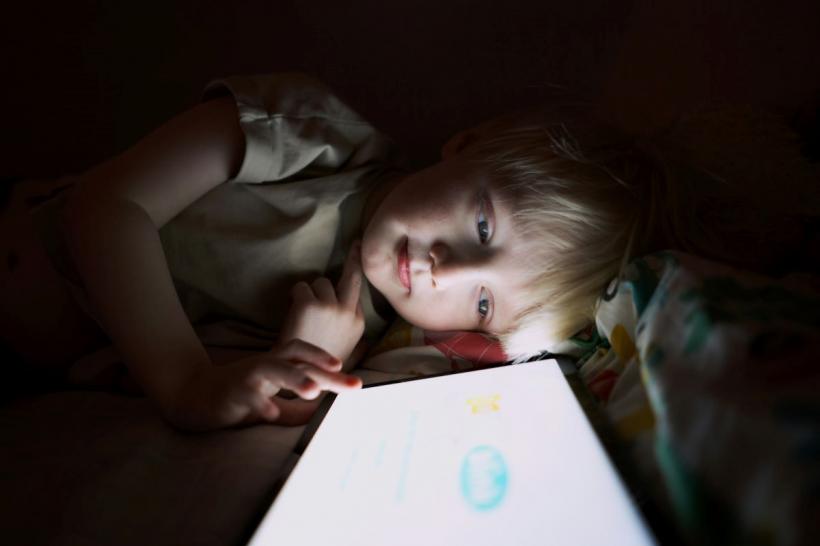 Algoritmii decid ce văd copiii pe internet. Unul din trei adolescenți ajunge la conținut despre automutilare fără să îl caute