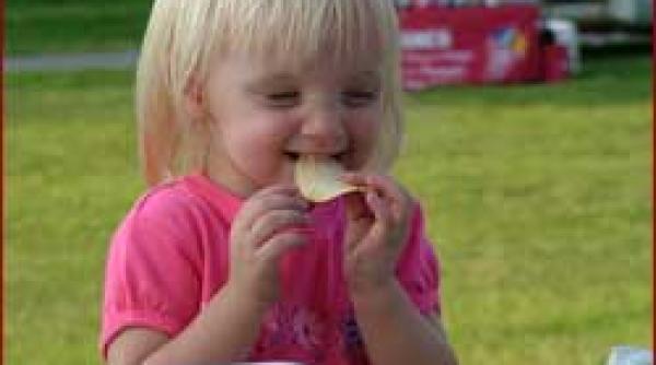 atentie prea multa sare in bucatele copiilor