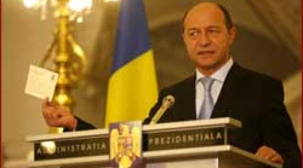 president traian basescu showed the media the note pm calin popescu tariceanu sent him