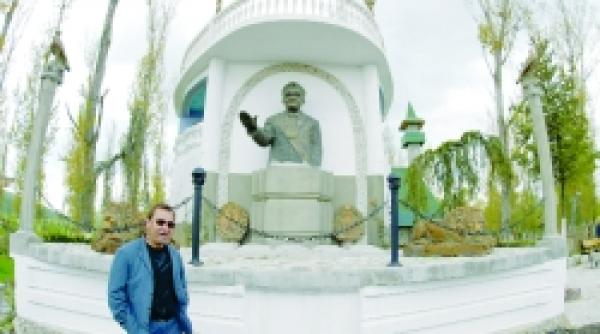 noul ceausescu dinel face bani din brandul celui mai iubit fiu