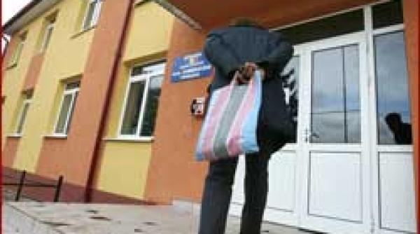 ue ii aduce inapoi la sapa de lemn