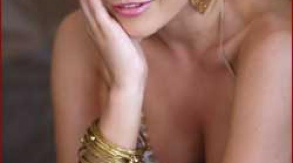 activa in pauzele dintre concerte elena gheorghe ii face galerie fratelui sau