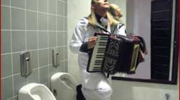 muzician complex vali canta la pian si la acordeon