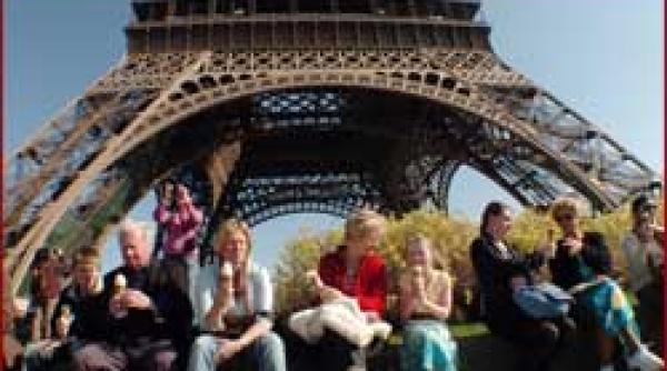 champ de mars electoral parisul savureaza campania de primavara