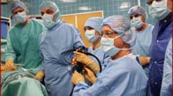 premiera interventie chirurgicala prin orificii naturale