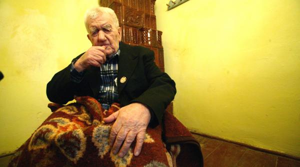 centenarii romaniei cu revolverul pe catedra