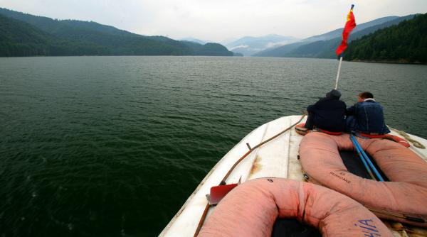 poluare pe lacul vidraru