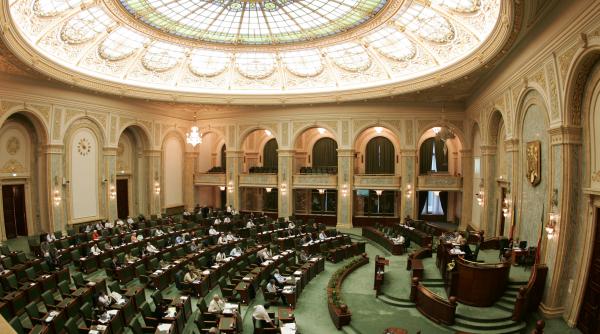 ascunsi in spatele interesului national