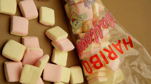 zahar colorat artificial