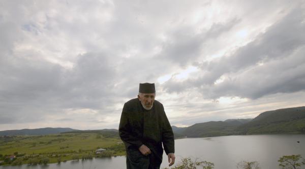 sfintii din biserici lasati in calea apelor