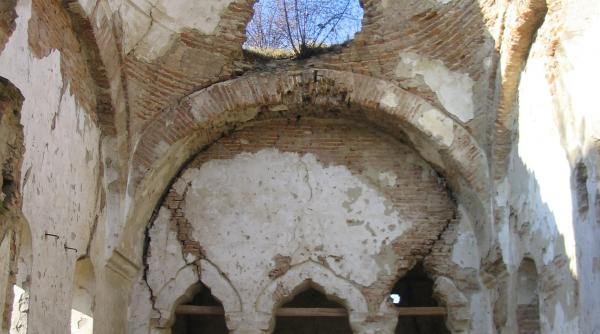 lacase de cult vechi de sute de ani in paragina