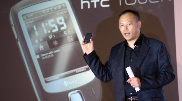 cu degetele pe ecran