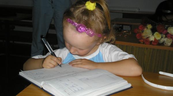 o fetita de numai 5 ani inchiriata florareselor