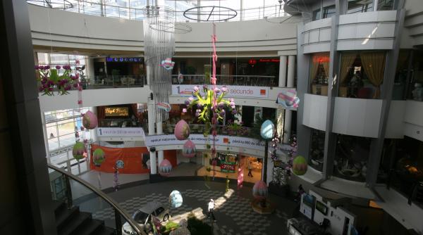 cinci mall uri se bat pe un oras