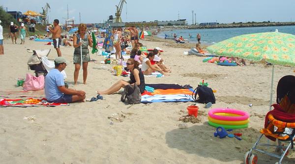 la mare la soare in picioarele goale