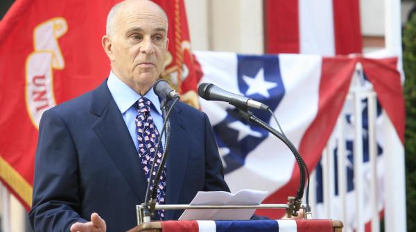 romanii au petrecut de ziua americii acasa la nicholas taubman