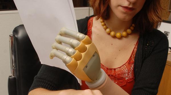 o mana bionica cu degete flexibile