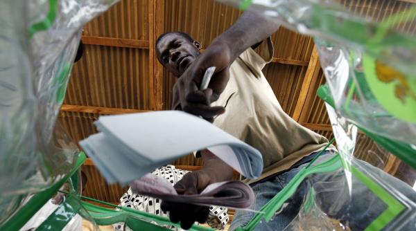 un roman tine africa intr un aparat foto