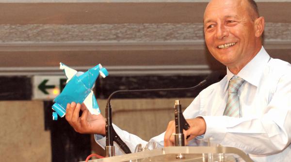 basescu cadorisit cu un avion jucarie