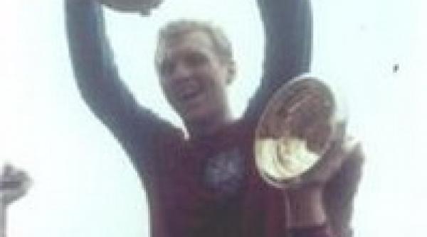 chipul lui bobby moore pe lirele sterline