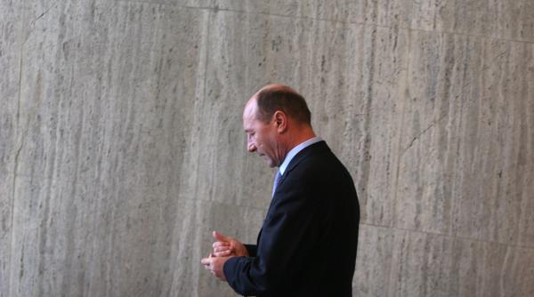 presedintele basescu in scadere de la 56 la 51