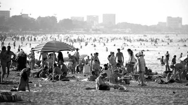 litoralul luat cu asalt de turisti