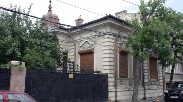 general erou aruncat in strada