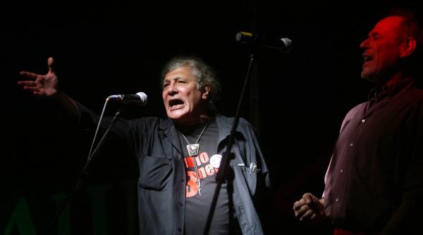 pitis evocat in strainatate romania isi plange eroul folk