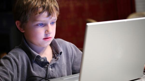 studiu copiii europei bolnavi de internet