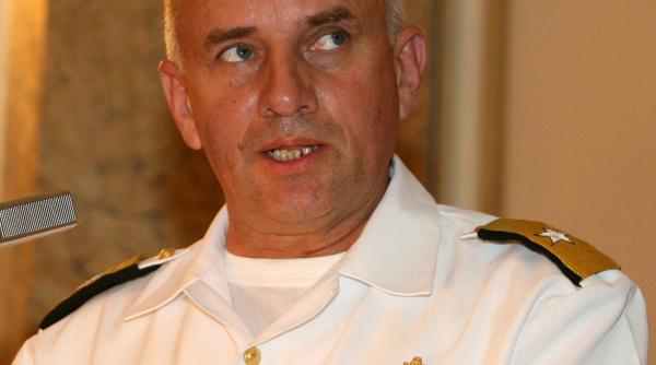 delfinul se intoarce in mare