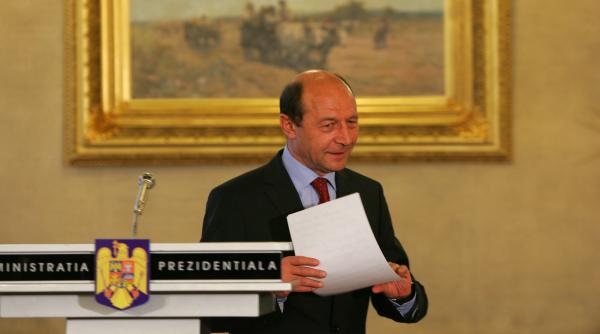 basescu isi ia consilier rom