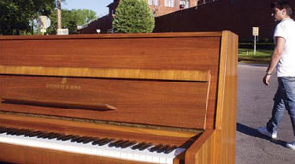 pianul lui john lenon scos la plimbare