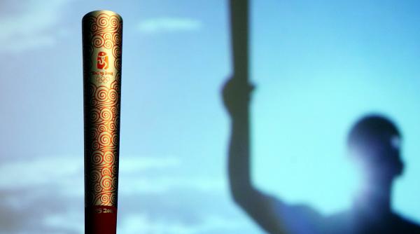 la 103 ani va purta flacara limpica