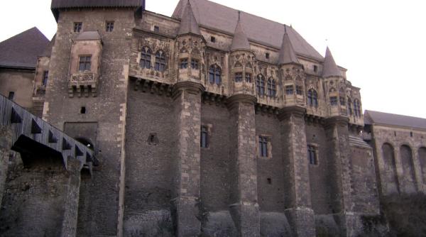 dezinteres asezari arheologice biserici si cladiri vechi de sute de ani zac in paragina