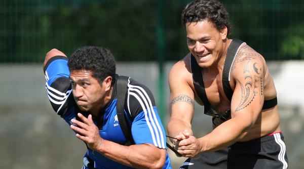 rugby stau pe un sac de bani