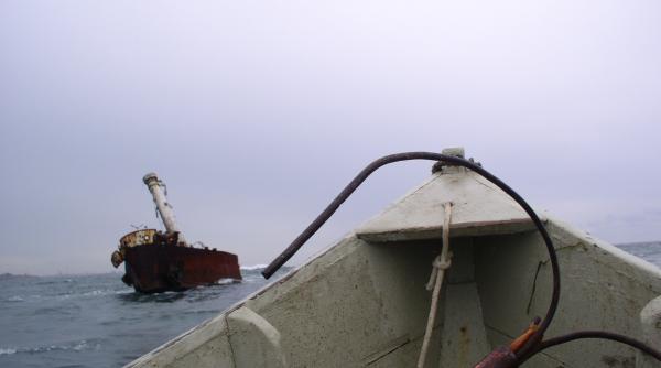 ar trebui sa scufundam mai multe nave in mare