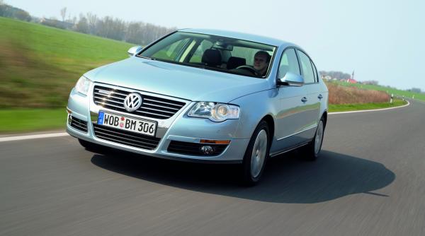 o masina vanduta un copac plantat