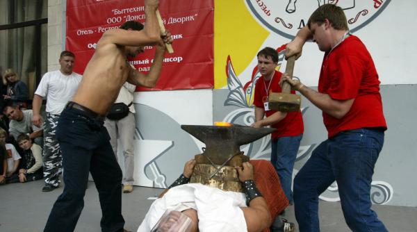 bate fierul cat e cald la festivalul fierarilor