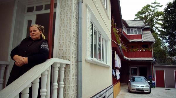 satul ridicat cu doua palme