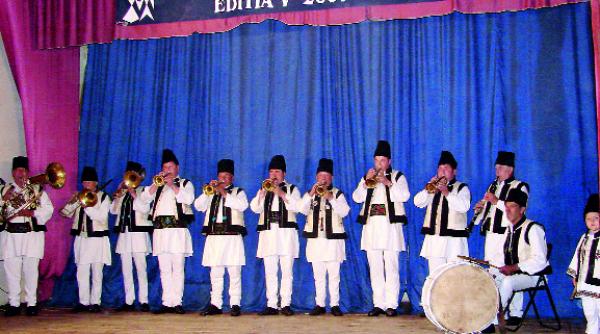 fanfara din calafindesti la numai 5 ani bate la tobe