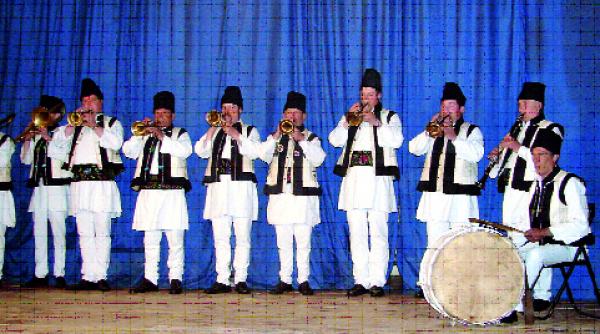 serbare campeneasca intrati in hora